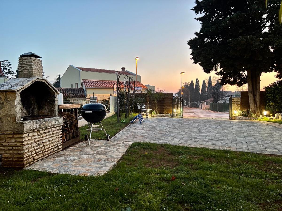 Holiday House "Laurus Garden" With Private Parking Medulin Exterior photo