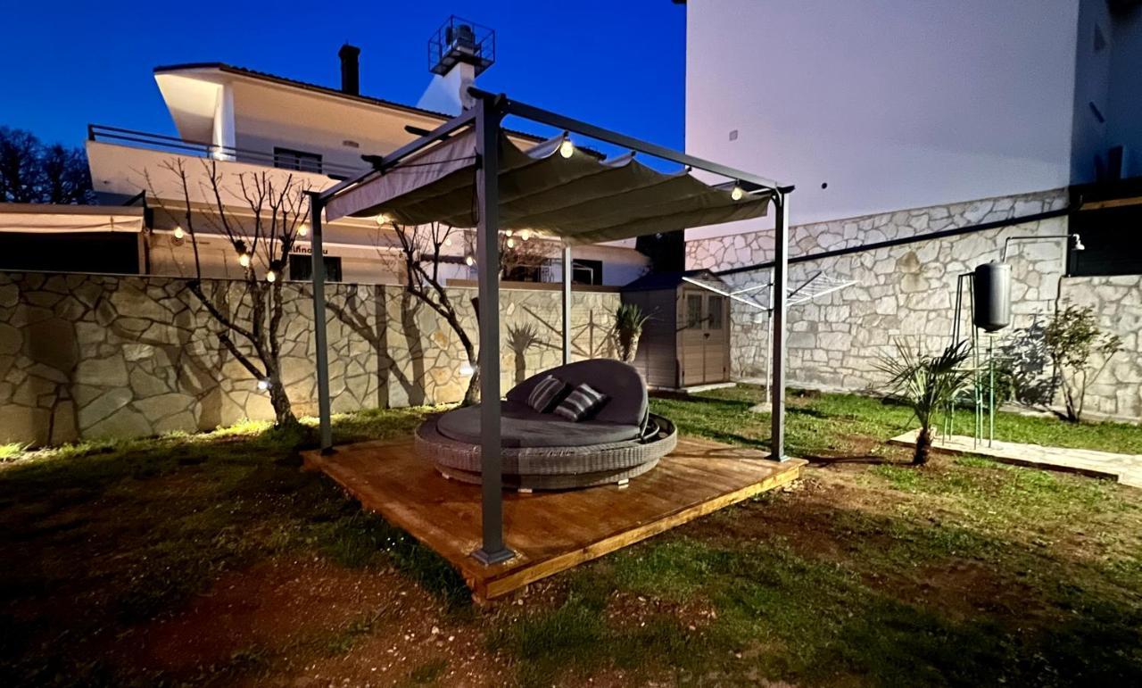 Holiday House "Laurus Garden" With Private Parking Medulin Exterior photo