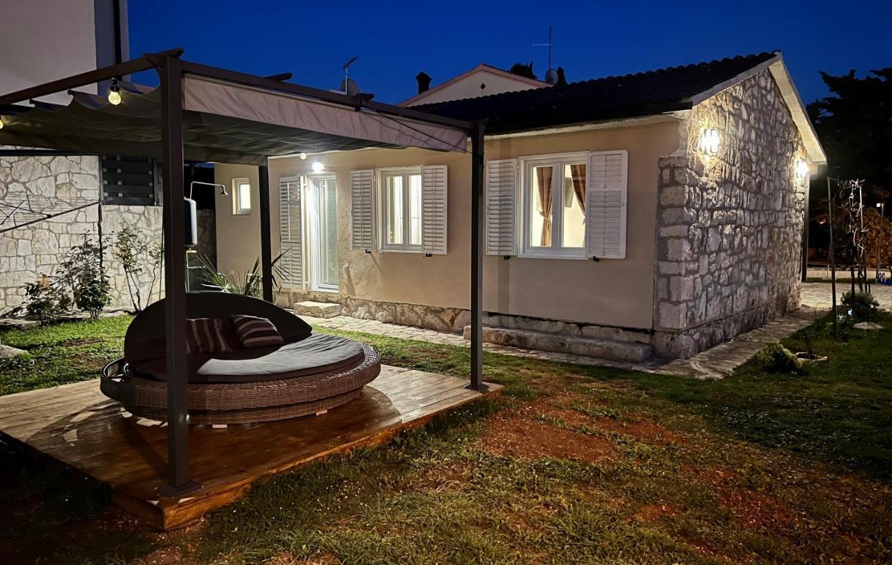 Holiday House "Laurus Garden" With Private Parking Medulin Exterior photo