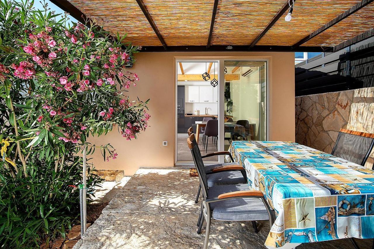 Holiday House "Laurus Garden" With Private Parking Medulin Exterior photo