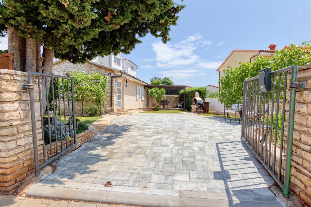 Holiday House "Laurus Garden" With Private Parking Medulin Exterior photo