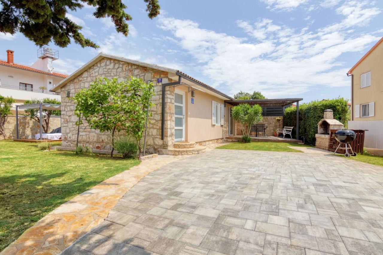 Holiday House "Laurus Garden" With Private Parking Medulin Exterior photo