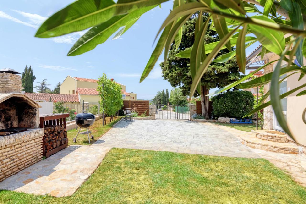 Holiday House "Laurus Garden" With Private Parking Medulin Exterior photo