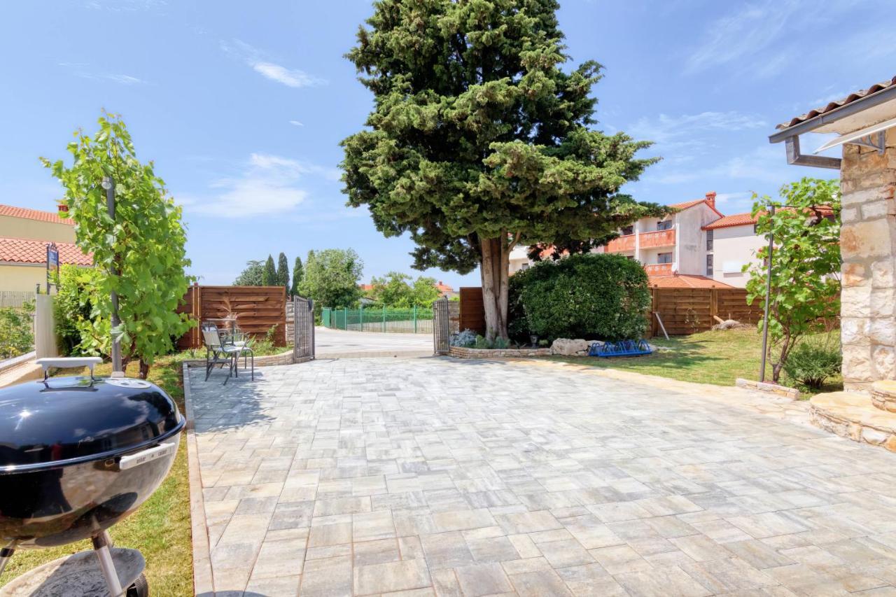 Holiday House "Laurus Garden" With Private Parking Medulin Exterior photo